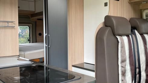 Luxurious and sustainable bus camper (automatic) with light interior and many extras