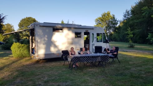 Aventura! – Spacious modern camper for family or (sports) events XL