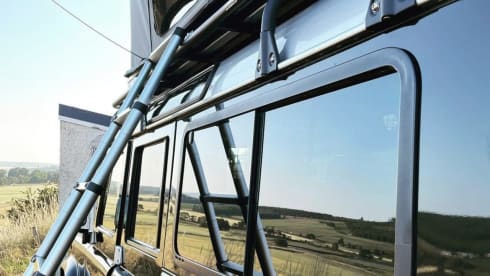 Landrover Defender 110 With Tentbox Accommodation 