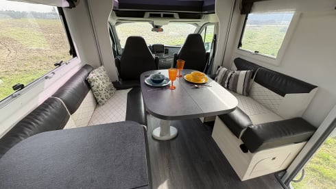 Ford Challenger 6 persoons, stapelbedden en hefbed