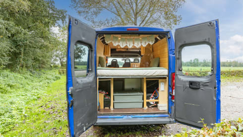 Ollie – Comfortable, attractive 2 person bus camper