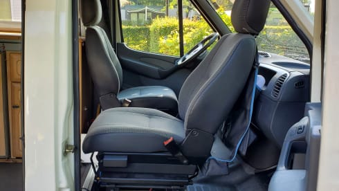 Barry Klasbak – Compact, cozy and maintained Mercedes Sprinter for 2 (tall) people