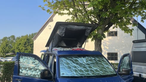 Billy – Cute 4p VW T5 Campervan with pop-up roof and complete equipment