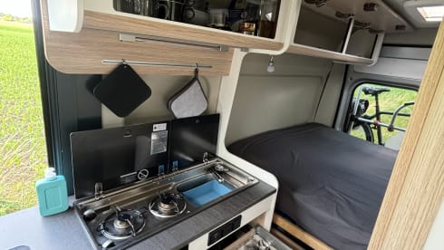 Harrie – Super neat 2 person Peugeot bus from 2015 with awning