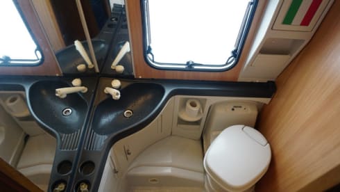 Tricolore – Luxe camper met airco voor gezin met (grote) kinderen