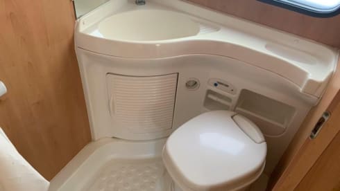 Moby – Mc louis alcove 6 person camper