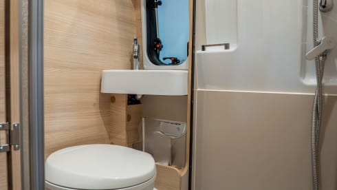 Hotel Kristoffel On the road – 4p Buscamper met hefdak en garage