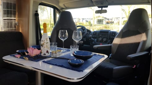 Adriaantje – LUXURY RV with QUEENSBED 4 pers
