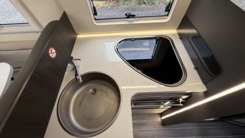 Charlie – High-Spec 5 berth Roller Team Motorhome - Free Wifi & Insurance - 2024