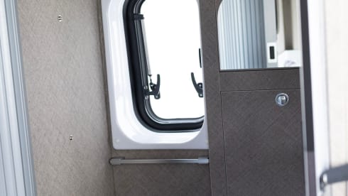 Luxe Karmann Davis 600 buscamper (2022) met lengtebedden en vele extra's