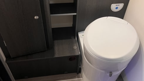 5 berth - Automatic / 2 cabins  – New Zefiro 696  auto - Wi-Fi / Rear double bed.