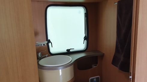 Lucky – Spacious and complete camper (7p-2012-euro5)