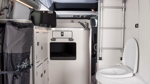 D'eropuit – New campervan Ford Nugget Plus with high roof - 4 people