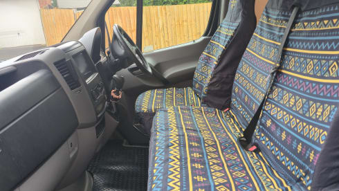 Guinevere – 4 berth Mercedes-Benz bus + Extras