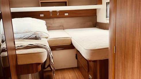 4p Adria Matrix hef- en lengtebedden – Luxurious, fresh camper with plenty of space!