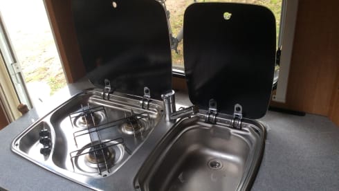 Geweldige camper – A great camper with a wonderful queen-size bed