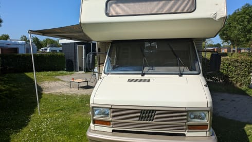 Harry – 5P Camper (Airfryer, Dolce Gusto, TV, Cool box, JBL box, bicycle carrier)