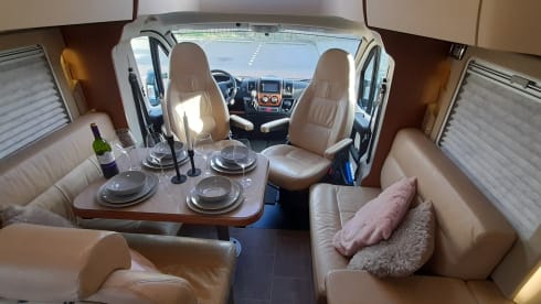 Luxury motorhome 4 persons automatic.