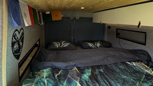 Rocco – Welkom in Rocco, onze rood zwarte Ford Transit Camperbus