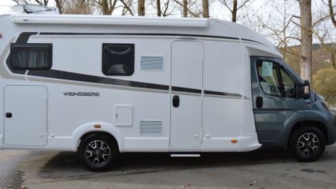 New luxury and spacious Weinsberg Caraloft with lift bed (W1)