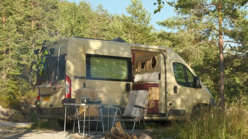 Camper Moos – Moos - Accogliente camper autocostruito, perfetto per il campeggio selvaggio 