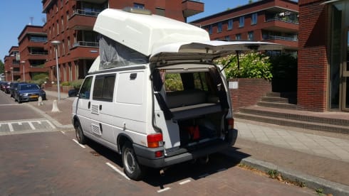 T4 Caravelle – Complete and compact Volkswagen T4 camper with 4 berths