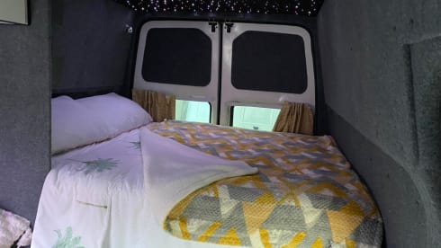 Freddie – 2-persoons campervan die volledig zelfvoorzienend is.