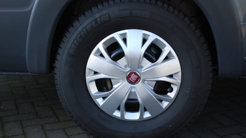 Einzigartiger 4-Personen-160-PS-Familien-Buscamper der Spitzenmarke Adria aus dem Jahr 2021