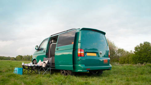 Pretty Green – Volkswagen campervan met 2 slaapplaatsen uit 2006