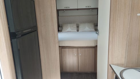 Luxe tweepersoons Carado halfintegraal met queensbed uit 2022