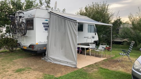 Spacious 4-5 person Hymer (very suitable for young families)