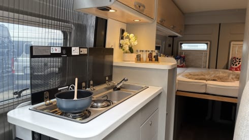 Making Memories 10 – Hymer Free 602 Automatik, Baujahr 2024, mit Aufstelldach und Fahrradträger für 4 Personen