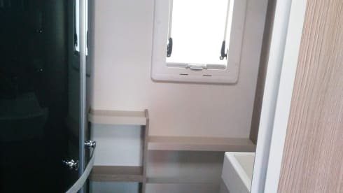 Challenger – Beautiful Comfortable Camper 170 hp (2-4 persons)