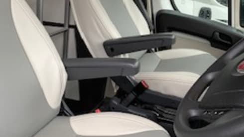Zefiro Lux – Roller Team 6 berth family motorhome