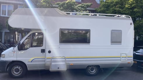 Little Miss Sunshine – Sunny spacious family camper with bed (6 persons)
