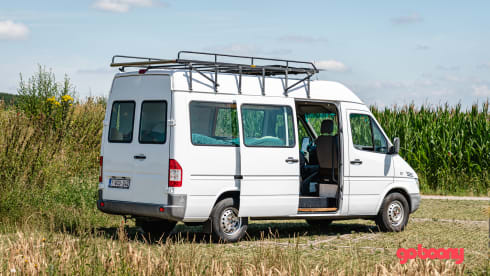 Marcelleke – Super cozy converted Mercedes Sprinter campervan L2H2