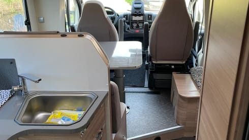 Camper.4000 – Luxury camper - Adria Matrix M 670SC (5 seats)