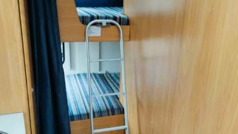Spacious family camper 6p Air conditioning Bunk bed Solar Alcove Tow bar