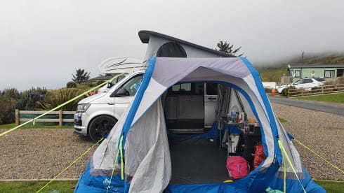 Silberner Volkswagen 2016 T6 Family Campervan mit 4 Schlafplätzen