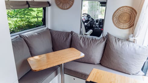 El Monstro – Luxurious and comfortable 2 person camper bus