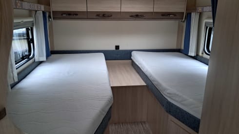 C12 – Hobby V65 Enkele Bedden Grote Garage