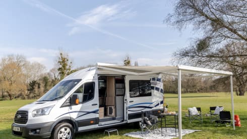 Hugo Away – Ford Transit Jumbo (Insurance included)
