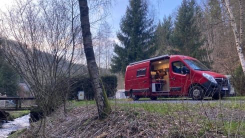 Off-grid campervan met twijfelaar stapelbed!