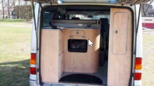 Nuggie – Go on an adventure with our nice Ford Nugget