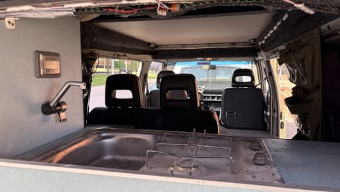 The beast, Mitsubishi L300 uit 1995 – Yellow 4x4 camper van – off-grid adventure & nature office in one!