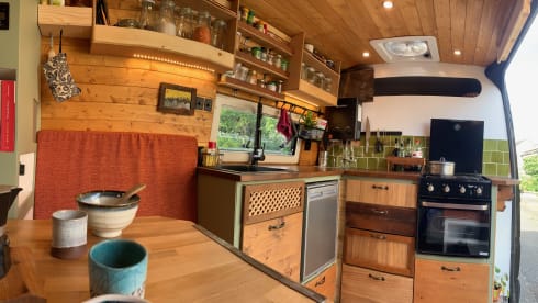 Canela  – 3p Mercedes-Benz campervan uit 2017