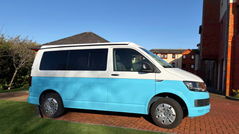 Rogue Five – Top Spec Volkswagen T6.1 | Comfortable & Slick | Sleeps 4