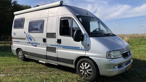 Compact and cozy camper 