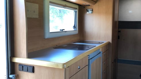 Very neat, reliable, well-maintained 6-person family camper