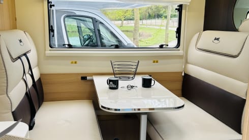 Queen Louise 2 – New luxury 6-person alcove camper